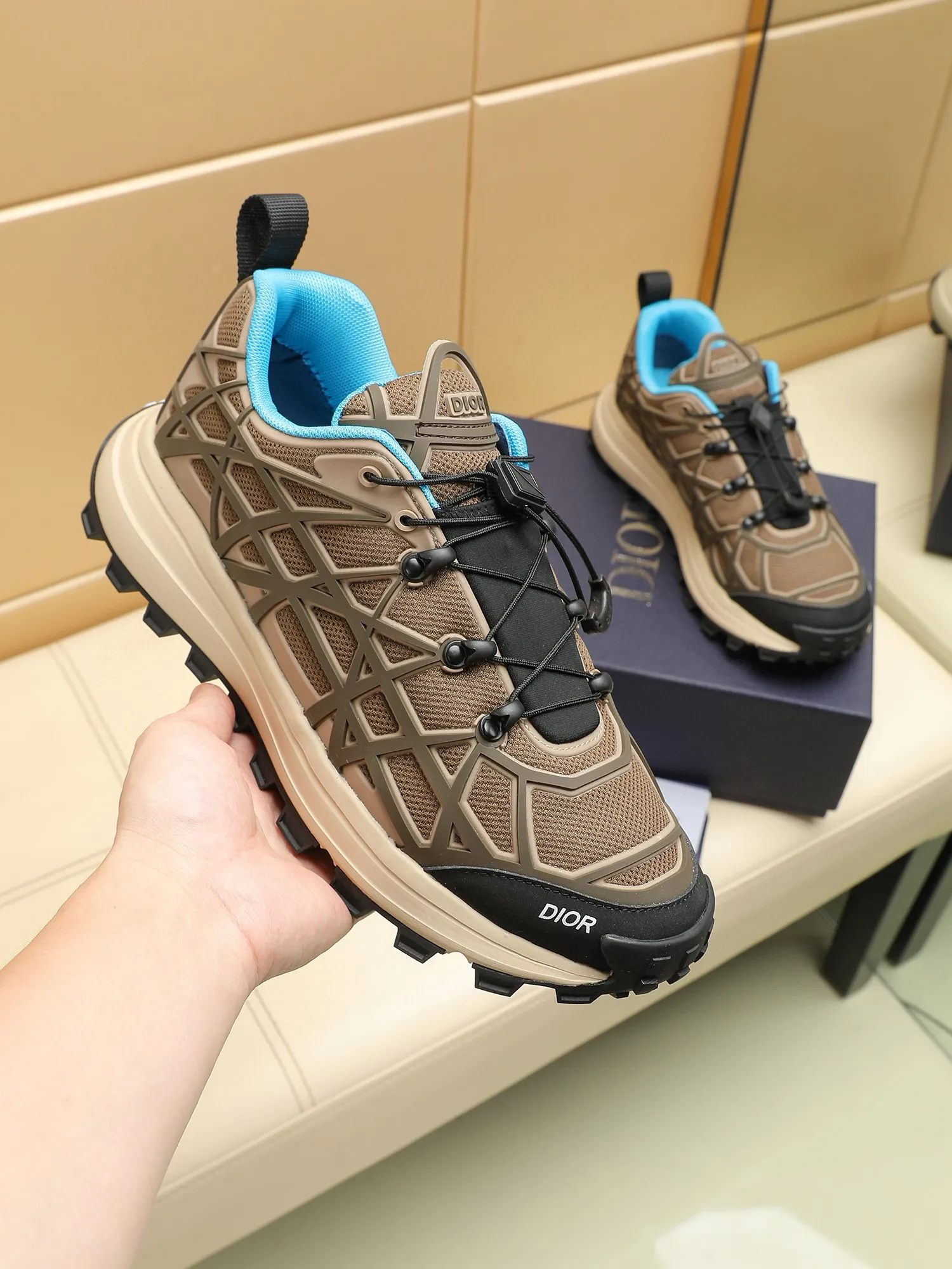 Men's shoes: 500💰Dior sports shoes highlight the fashionable silhouette, decorated with curved cannage pattern, reinterpreting the classic pattern in a structural style, enriching the Dior 2023 summer men's collection. Meticulously crafted using the advanced craftsmanship of hiking shoes, it blends outdoor culture with Dior heritage. Code number 38-44, customized 45